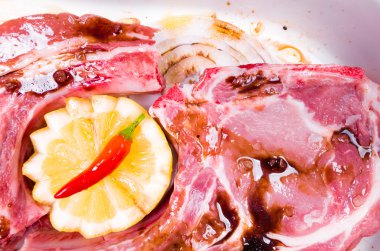 Balsamik sirke ve taze baharatlı chil ile marine edilmiş domuz eti biftek