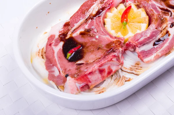 Balsamik sirke ve taze baharatlı chil ile marine edilmiş domuz eti biftek