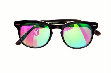 Beyaz arkasında izole yansıtılmış lensler ile renkli Güneş gözlükleri