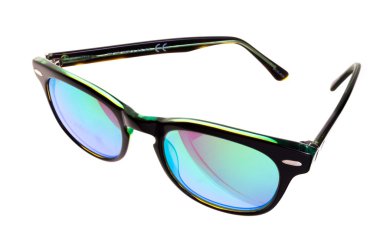 Beyaz arkasında izole yansıtılmış lensler ile renkli Güneş gözlükleri