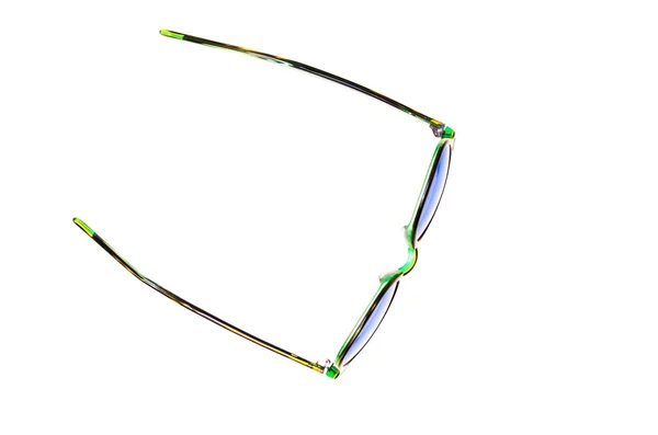 Beyaz arkasında izole yansıtılmış lensler ile renkli Güneş gözlükleri