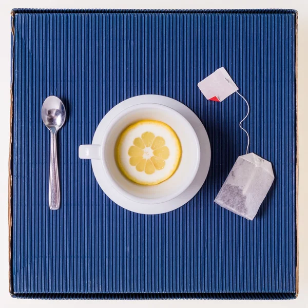 basit birleşim ile çay bardağı boş ama dilim limon ile