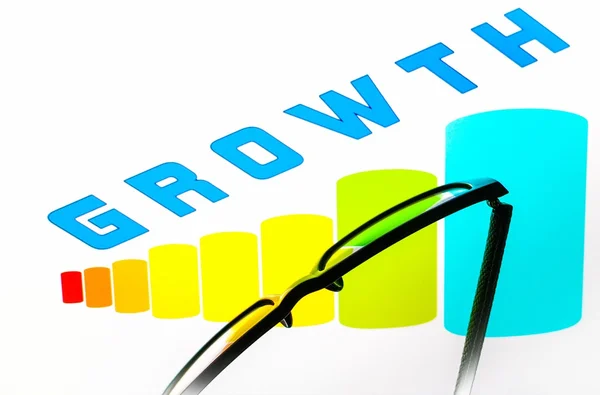 sürekli bir büyüme gösteren bir grafik görüntüleyen bir ekran üzerinde yerleştirilen gözlük silüeti