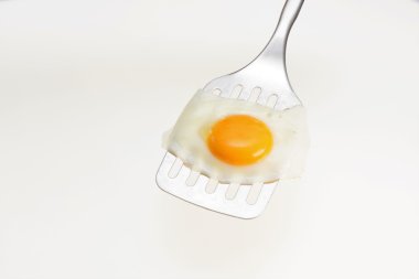 Apetisant ve beyaz arka plan üzerinde izole bir Spatula mükemmel kızarmış yumurta