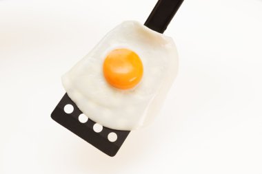 Apetisant ve beyaz arka plan üzerinde izole bir Spatula mükemmel kızarmış yumurta