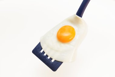Apetisant ve beyaz arka plan üzerinde izole bir Spatula mükemmel kızarmış yumurta
