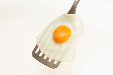 Apetisant ve beyaz arka plan üzerinde izole bir Spatula mükemmel kızarmış yumurta