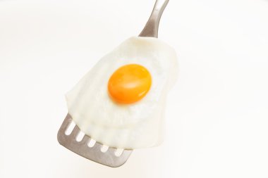 Apetisant ve beyaz arka plan üzerinde izole bir Spatula mükemmel kızarmış yumurta