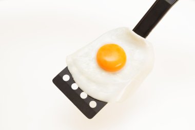 Apetisant ve beyaz arka plan üzerinde izole bir Spatula mükemmel kızarmış yumurta
