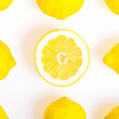 Dokuz limon, bir tanesi ile kompozisyon yarıya, düz stil yatıyordu ve kare kesim fotoğraf