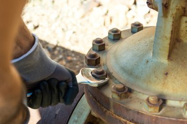 sıkın veya eski paslı cıvata açmak için yeni ve parlak şeyleri anahtar anahtarı