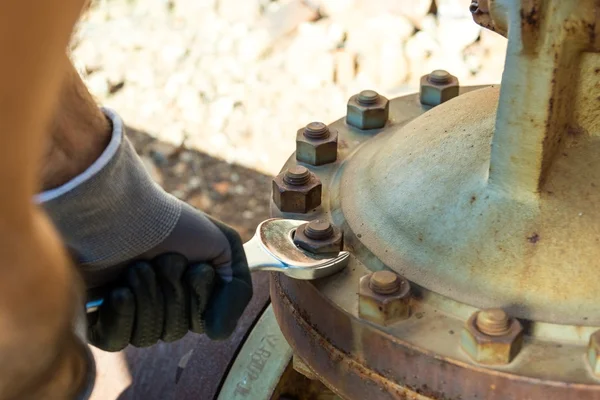 sıkın veya eski paslı cıvata açmak için yeni ve parlak şeyleri anahtar anahtarı