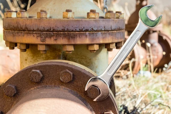 Yeni anahtarı paslı bir cıvata üzerinde parlayan