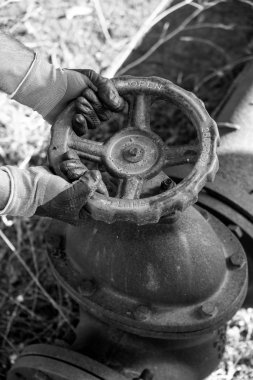 Eller iş eldiven tutarak bir İngiliz anahtarı ve Tighten çok paslı cıvata ile