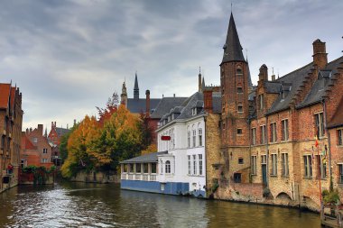 Ortaçağ Şehir Bruges sonbaharda. Belçika.