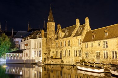 Bruges oteli gece kanal. Belçika.