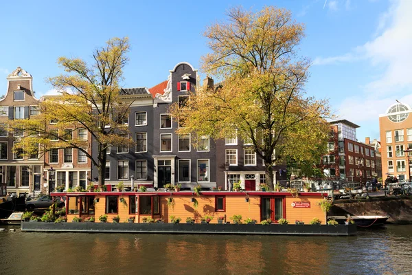 Lakóházak, a Prinsengracht-csatorna mentén. Amszterdam, Hollandia. — Stock Fotó