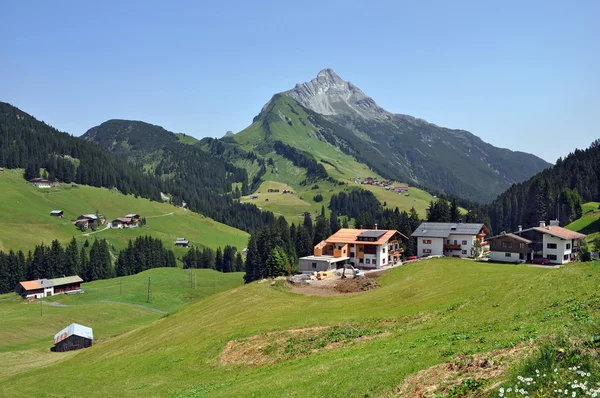 Città Mayrhofen tra le montagne nella valle del fiume Ziller (tedesco: Zillertal) in Tirolo stato. Bassa Austria . — Foto Stock