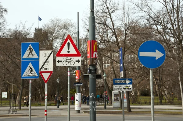 ВЕНА, Австрия - 15 февраля 2014 г.: Различные дорожные знаки . — стоковое фото