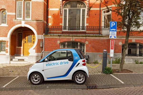 Амстердам, Нідерланди - 25 бакалійної продукції, 2015: Електропривода автомобіль Зарядка на вулиці. — стокове фото