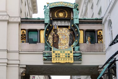 Figürel müzik saati Anker (Ankeruhr) Art Nouveau tarzında. Viyana, Avusturya.