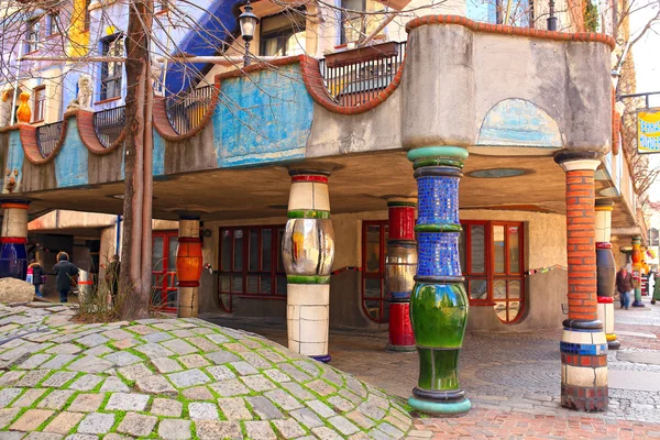 Viyana, Avusturya - 26 Şubat 2014: Hundertwasser evi.