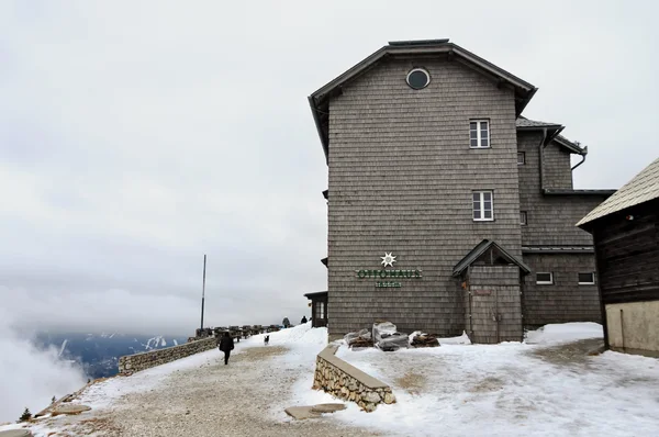 Region raxalpe, österreich - 16. februar 2014. Berghütte "ottohaus" in den alpen. Niederösterreich. — Stockfoto
