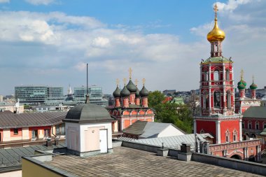 Yüksek St Peter Manastırı'nın ve yeni bir alışveriş merkezinin panoramik manzarası. Moskova, Rusya Federasyonu. 