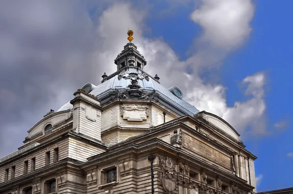 Historisch gebouw in het centrum van Londen. Verenigd Koninkrijk. — Stockfoto