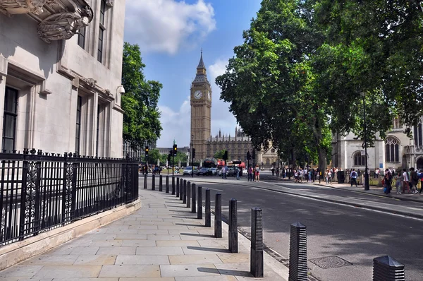 Cicha ulica w Westminster prowadzące do wieży zegarowej Big Ben. Londyn, Wielka Brytania. — Zdjęcie stockowe