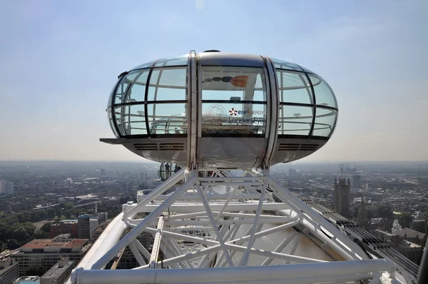 ЛОНДОН, Великобритания - 28 августа 2013 года. Кабина колеса обозрения London Eye в Лондоне, Великобритания . — стоковое фото