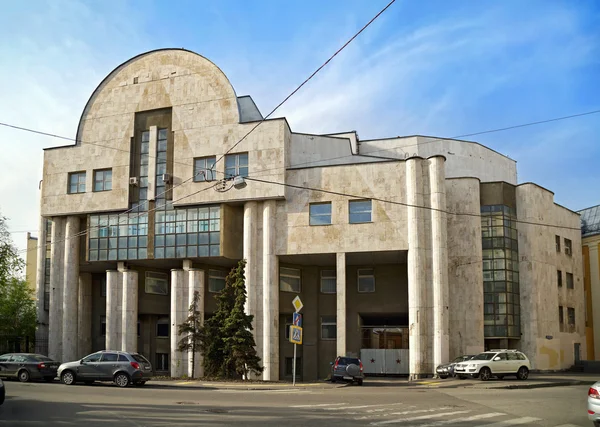 MOSCOW, RÚSSIA - MAIO, 8, 2014: Canteen edifício da Universidade militar no centro de Moscou . — Fotografia de Stock