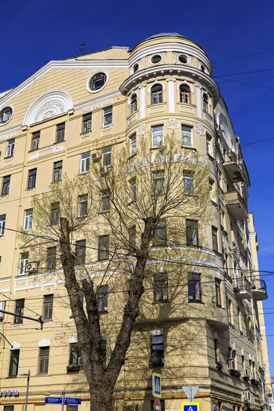MOSCOU, RUSSIE - 9 MAI 2015 : Ancienne maison de revenus de Babanin, actuellement - immeuble résidentiel .. — Photo