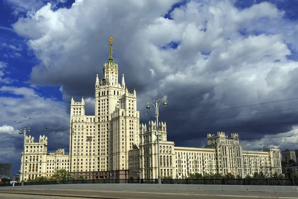 Сталинское высотное здание. Москва, Россия . — стоковое фото