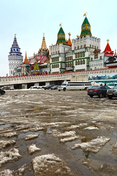 MOSCOW, RUSSIA - JANUARY, 30, 2016: Izmailovo Kremlin in the winter thaw. — Stock Photo, Image