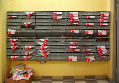 Balashikha, Rusya Federasyonu - 29 Nisan 2014: Konut binasının giriş holü posta kutularına kağıt el ilanları ile dolu. Rusya