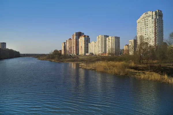 Nuevos edificios de apartamentos en la orilla del río. Balashikha, Rusia . — Foto de Stock