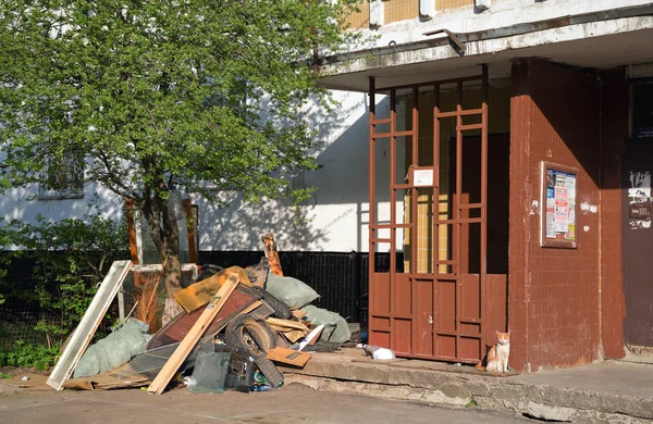 БАЛАШИХА, РОССИЯ - 1 МАЯ 2015 года. Куча мусора у входа в жилой дом в городе Балашиха, Россия . — стоковое фото
