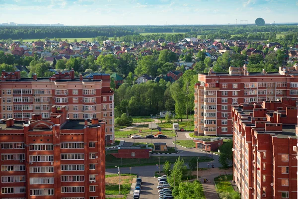 Nowe budynki i domek wsi. Balashikha, Federacja Rosyjska — Zdjęcie stockowe