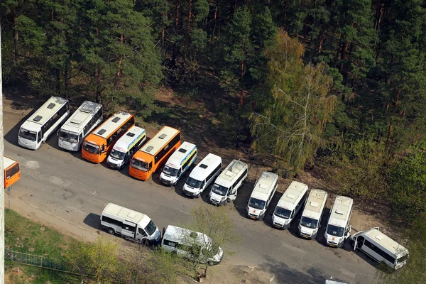 Microbuzele și autobuzele sunt parcate pe șosea. Orașul Balashikha, Moscova oblast, Rusia . — Fotografie, imagine de stoc