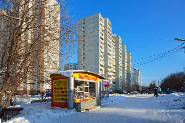 Balashikha, Rusya - Ocak, 21, 2016. Bakkal büfe bir yerleşim bölgesinde şehir Balashikha, Moscow region, Rusya Federasyonu. — Stok fotoğraf