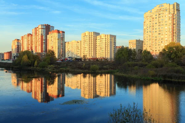 Gün batımı sırasında Pekhorka Nehri kıyısında yeni yerleşim bölgesi. Balashikha, Moscow region, Rusya Federasyonu