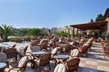 Sahilde açık bir kafe..