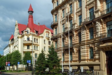 Art Nouveau tarzında Alberta sokakta eski binalarda. Riga, Letonya.