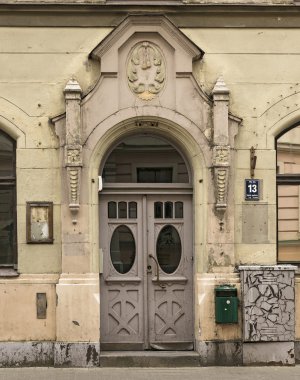 Riga, Letonya - 26 Temmuz 2015. Riga, Letonya art Nouveau tarzında eski apartman kapısı.