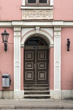 Riga, Letonya - 26 Temmuz 2015: Eski klasik tarzı konut evi. Riga, Letonya.