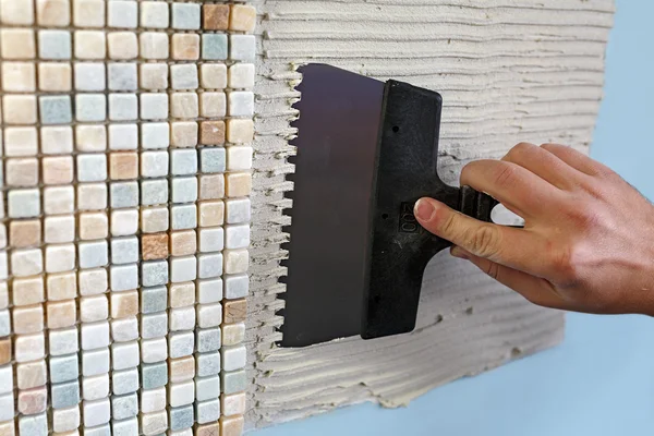 Reparación en el apartamento: instalación del mosaico en la pared . — Foto de Stock