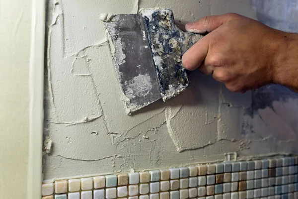 Onarım daire: yüklemek mozaik karolar.