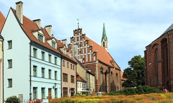 Stare domy w pobliżu Kościół św. Riga, Łotwa. — Zdjęcie stockowe