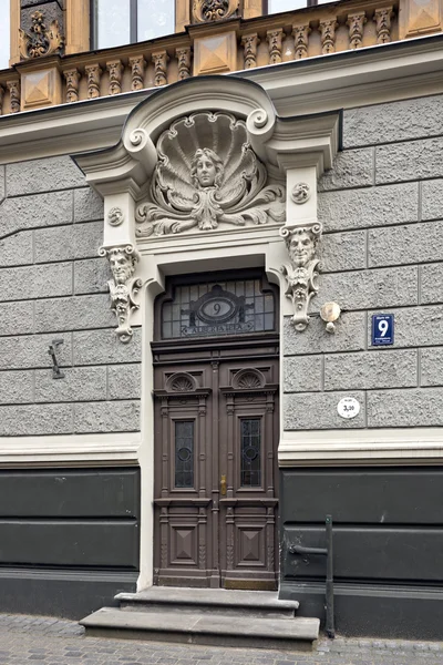 Riga, Letonya - 26 Temmuz 2015. Art Nouveau tarzında eski Riga, Letonya Alberta Caddesi üzerinde eski apartman kapısı. — Stok fotoğraf